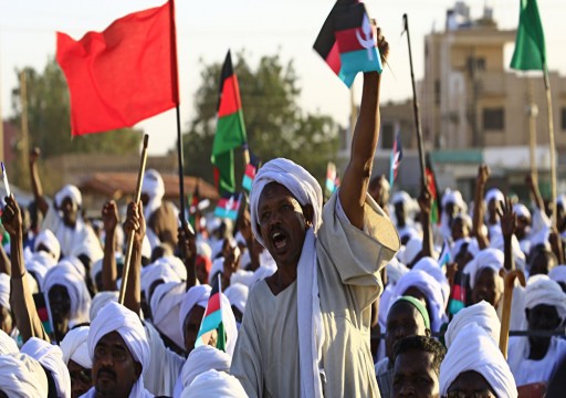 عبر دحلان.. تفاصيل خطة الإمارات لتفتيت الحراك وإبقاء العسكريين بالسلطة