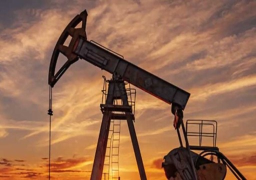النفط يستهل العام الجديد بارتفاع 1%