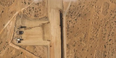 صور أقمار صناعية تظهر بناء مهبط طائرات على جزيرة يمنية وبجانبه عبارة "أحب الإمارات"