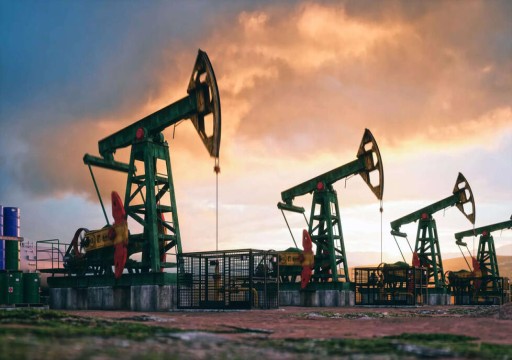 النفط يتراجع أكثر من 2% مع تقييم المستثمرين خطر الركود