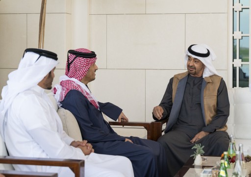 محمد بن زايد يستقبل رئيس الوزراء القطري في أبوظبي