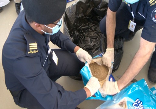 جمارك أبوظبي تضبط 2 كيلوغرام من الكوكايين في حقيبة مسافرة