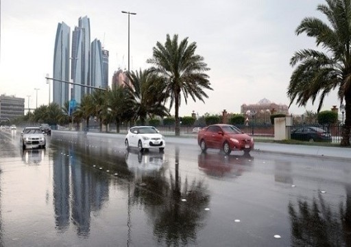 شرطة أبوظبي تدعو السائقين إلى الالتزام بالقيادة الآمنة أثناء الأمطار