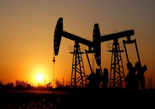 أسعار النفط قرب ذروة عامين بفعل بيانات أمريكية