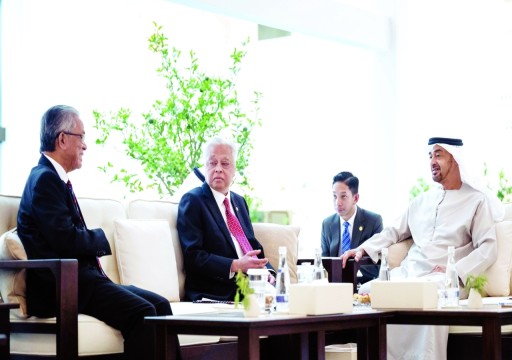رئيس الدولة يبحث مع رئيس وزراء ماليزيا فرص التعاون المشترك