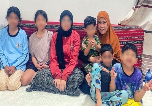 عجمان.. فلسطيني يجتمع بزوجته الفلبينية وأطفاله الفارين من الحرب الإسرائيلية على غزة