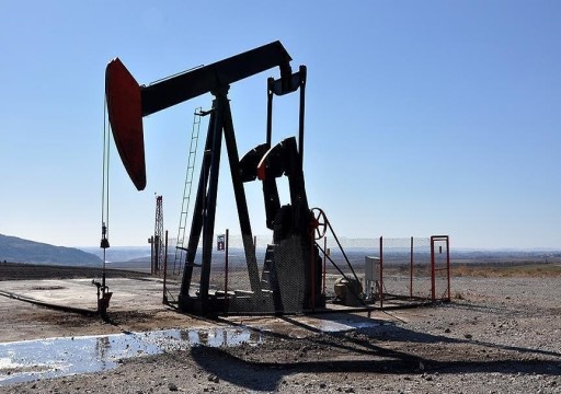 النفط يرتفع ولكنه يتجه لتسجيل ثالث خسائره الأسبوعية