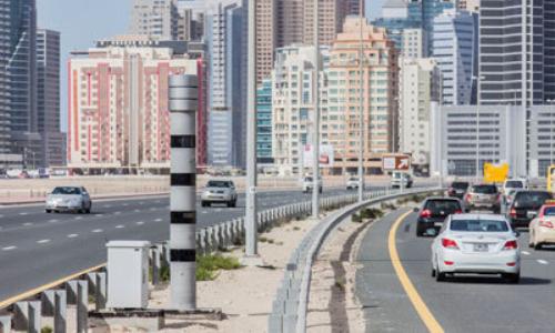 دبي: رادارات لرصد عدم ترك المسافة الكافية بين المركبات