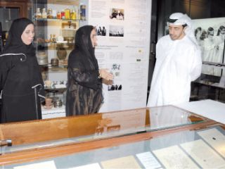 عبدالله بن زايد يزور متحف المرأة