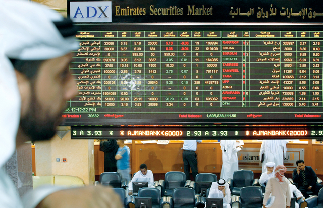 سوق أبوظبي ينخفض بعد تراجع العقار والاتصالات وضعف البنوك