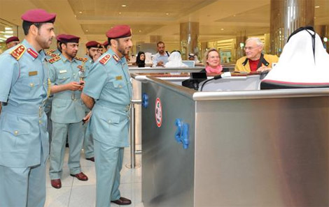 شؤون الأجانب في دبي تنفي تغيير قوانينها لاستقدام العائلة