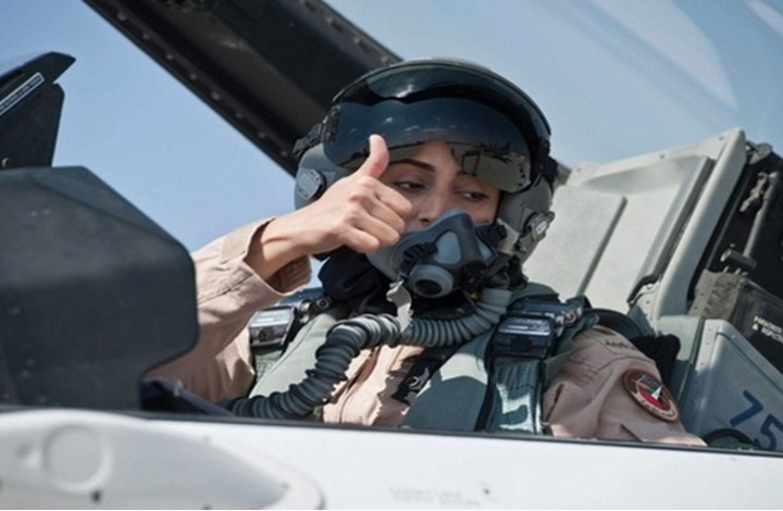الإماراتية مريم المنصوري أول مقاتلة تشارك في قصف "داعش"