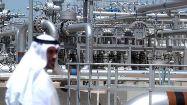 بلومبيرغ تكشف الضغوطات التي تعاني منها اقتصادات الخليج لانخفاض النفط