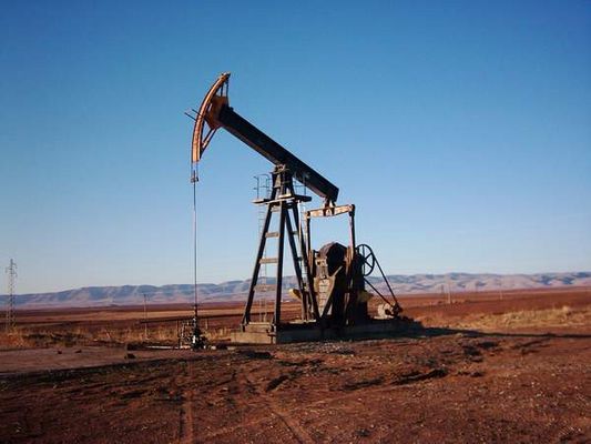 أسعار النفط تتراجع مع استمرار مخاوف فائض المعروض وضعف الطلب