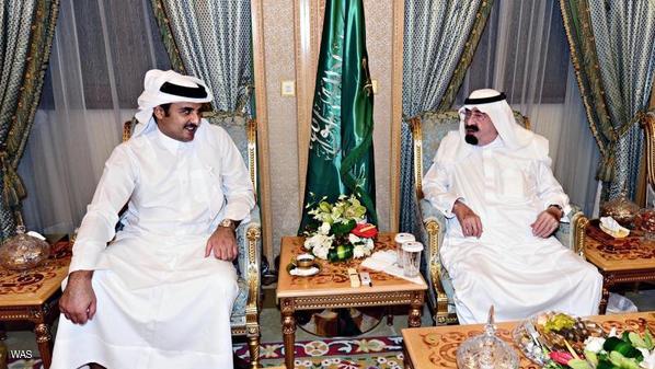 أمير قطر يهاتف العاهل السعودي لبحث المستجدات